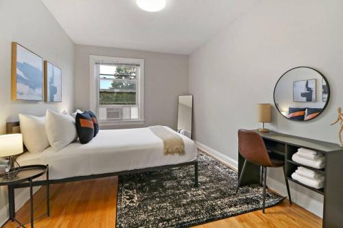 ein Schlafzimmer mit einem großen Bett und einem Spiegel in der Unterkunft Spacious & Inviting 1BR Apt in Chicago - Cullom B2 in Chicago