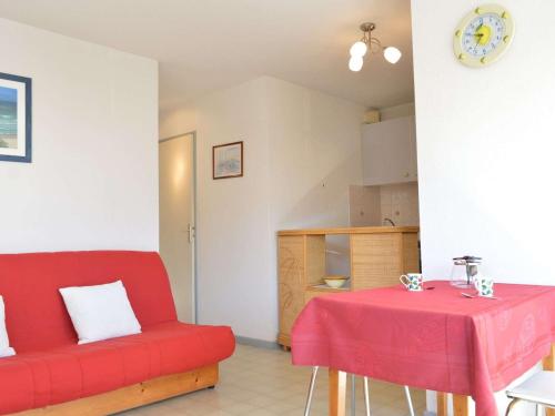 Photo de la galerie de l'établissement Appartement en bord de mer avec piscine et parking privé à 300m de la plage - Cap d'Agde - FR-1-249-315, au Cap d'Agde