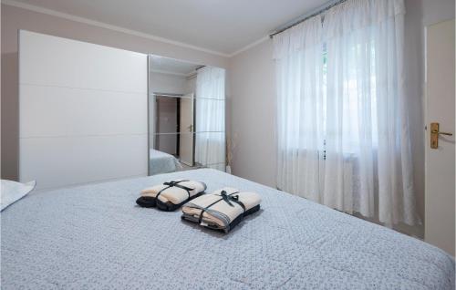2 handdoeken op een bed in een slaapkamer bij Gorgeous Home In Labin With Wifi in Labin