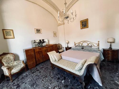 una camera con letto e sedia di Super attico della Brigata Spendereccia! a Monteroni dʼArbia