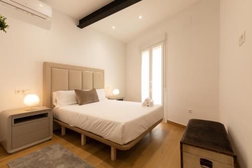 sypialnia z dużym łóżkiem i oknem w obiekcie La Terracita de Bisagra w mieście Toledo