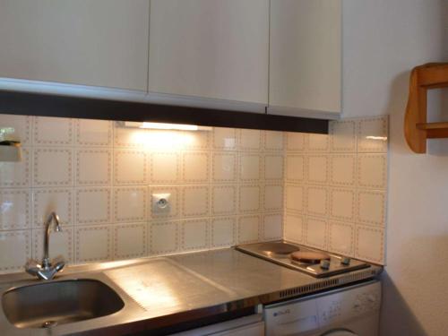 une cuisine avec un évier et un plan de travail dans l'établissement Charmant studio mezzanine pour 4 pers. à 800m de la plage avec piscine et tennis - FR-1-229D-85, à Fleury