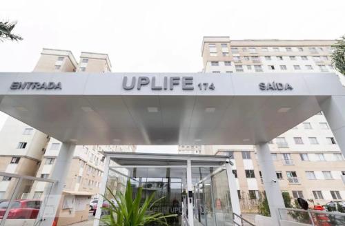 a building with a sign on top of it at Apartamento novo linha verde - up life in Curitiba