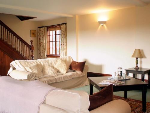 - un salon avec un canapé et une table dans l'établissement Cairngarth Cottage, à How