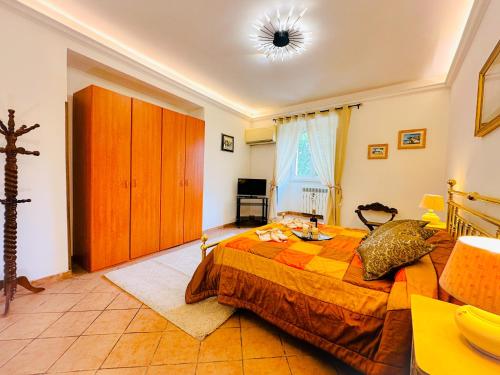 a bedroom with a large bed in a room at Giardino degli Aranci Lulus Home in Rome