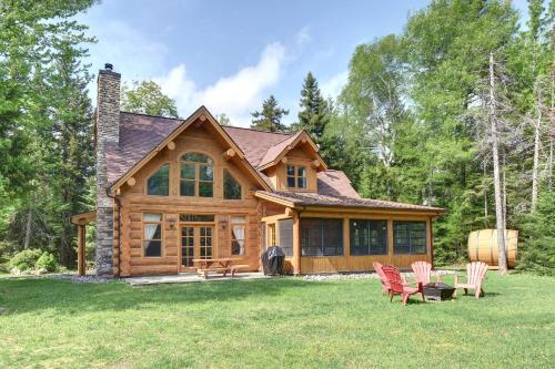 1Km to lake access Log house and indoor hot tub