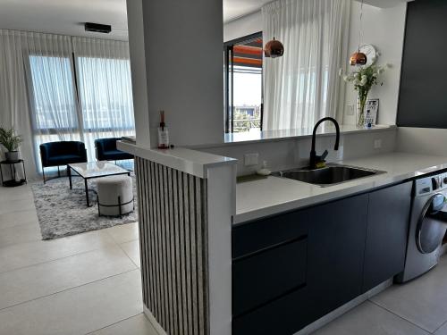 ベレン・デ・エスコバルにあるIncreíble apartamento en barrio cerrado con salida al río !のシンクと洗濯機付きのキッチン