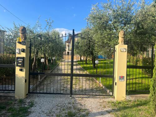 Una entrada a una puerta en un parque con una valla en Casa Tre Fontane, en Monsummano