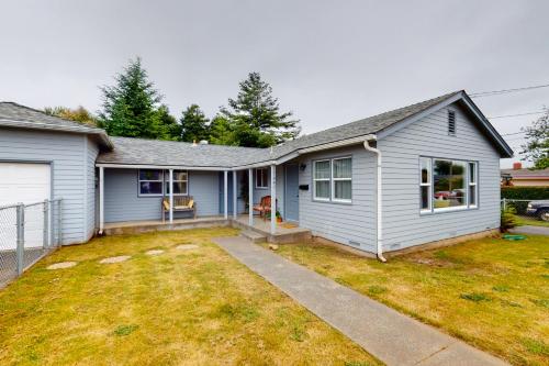 a blue house with a yard at Dean Getaway in Eureka