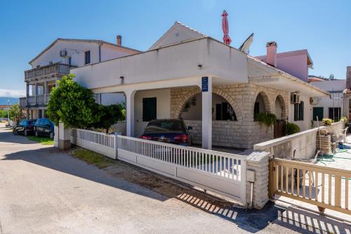 Apartments with a parking space Vir - 21494