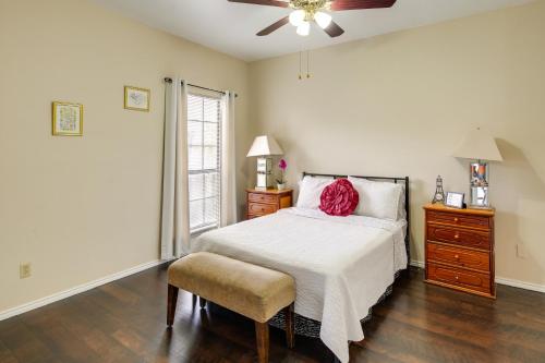 una camera da letto con un cuscino rosso di Charming San Antonio Condo with Pool and Hot Tub! a San Antonio