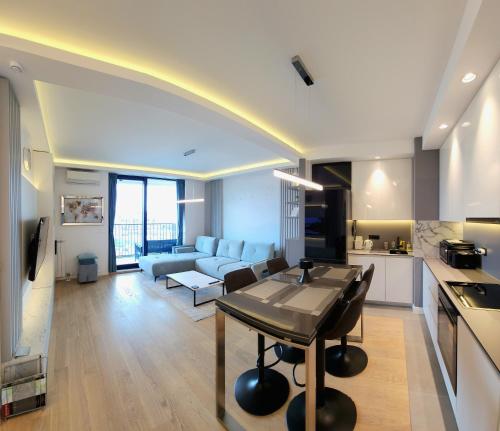Una cocina o kitchenette en Belgrade Waterfront 10th fl Lux Apt. w/ City view
