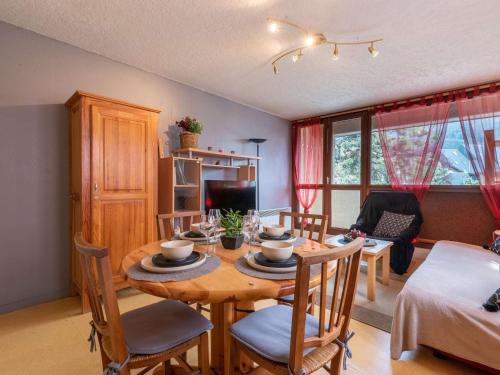 une salle à manger avec une table et des chaises en bois dans l'établissement Charmant T2 proche commerces et téléphérique avec navette gratuite et casier à skis - FR-1-296-368, à Saint-Lary-Soulan