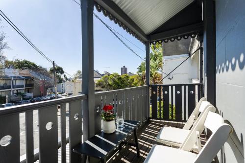 balcón con 2 sillas y vistas a la ciudad en Renovated Terrace-Style Apartment in Woollahra, en Sídney