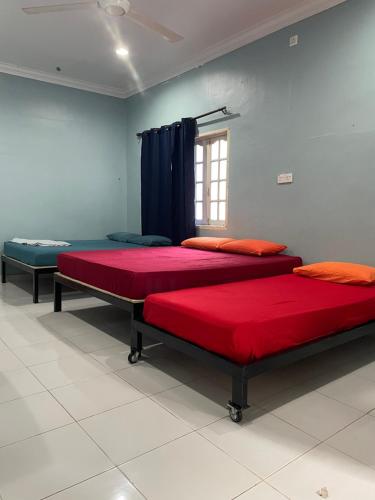 Postel nebo postele na pokoji v ubytování Hj Hassan Guest House- Studio Unit