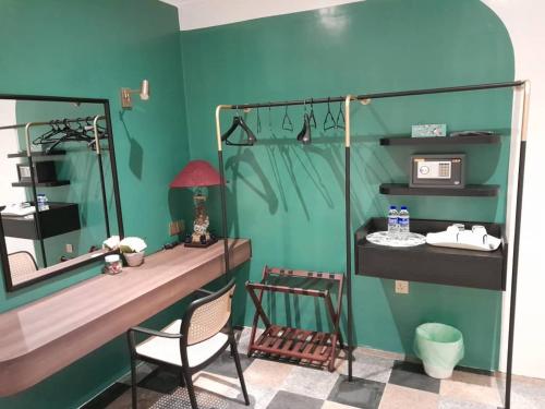 ジョージタウンにあるKimberley Boutique Hotelの化粧台と鏡付きの部屋