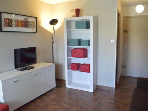 Studio rénové avec piscine, loggia et parking - 600m de la plage et 200m du port - FR-1-249-357