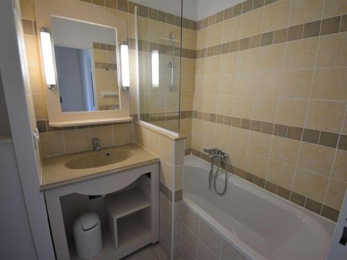 une salle de bain avec un lavabo, une baignoire et un miroir dans l'établissement Maison Duplex avec Terrasse - 6 Pers, 4 Pièces, WiFi, Animaux Bienvenus, Parking Inclus - FR-1-382-185, à Grospierres