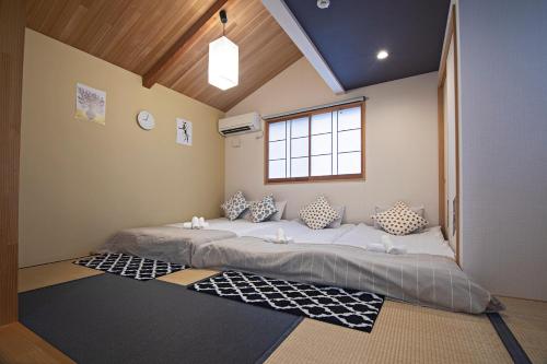 a large bed in a room with a window at -時の宿 二条- 二条城前駅 Toki Nijo RoomB in Kyoto