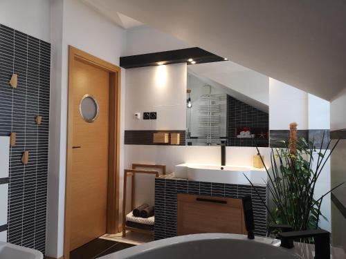 Kuchyňa alebo kuchynka v ubytovaní Glam Design - Beautiful, comfortable and cosy house with garden, free parking and WIFI