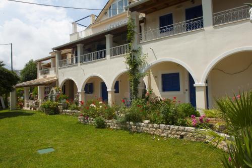 Κήπος έξω από το Angelina Apartments