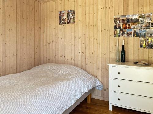 una camera con letto bianco e cassettiera di Holiday home Gilleleje CIV a Gilleleje