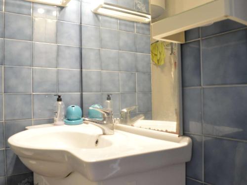 une salle de bain avec un lavabo et un miroir dans l'établissement Appartement cosy à 200m de la plage, 2 pièces, 4 couchages - Narbonne Plage - FR-1-229B-76, à Narbonne