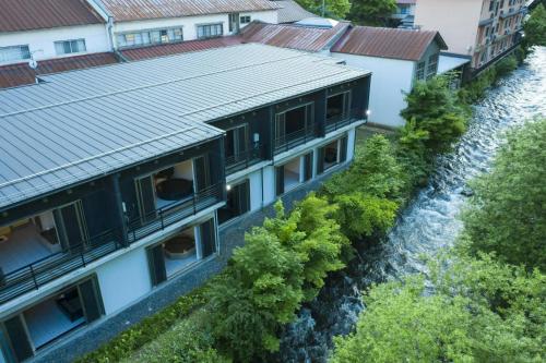 an aerial view of a building next to a river at Namari Onsen Kokoro No Toki Jusangatsu in Hanamaki