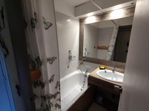 Kúpeľňa v ubytovaní Charmant Studio Lumineux au Hameau, à 150m des Pistes, WiFi Inclus - FR-1-292-181