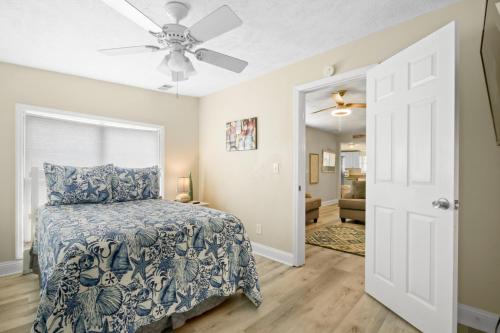 una camera con letto e ventilatore a soffitto di Blueberry Wine a Myrtle Beach