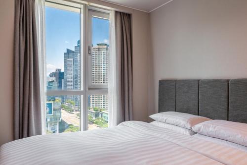 Postel nebo postele na pokoji v ubytování Haeundae Centum Hotel