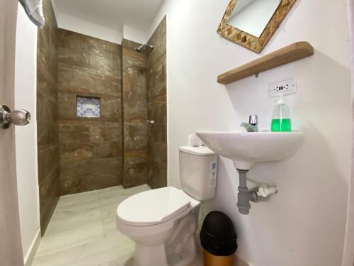La salle de bains est pourvue de toilettes et d'un lavabo. dans l'établissement Apartamento en condominio con vista al mar, à San Bernardo del Viento