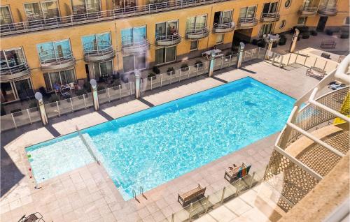 Kolam renang di atau dekat dengan 2 Bedroom Lovely Apartment In Oostende