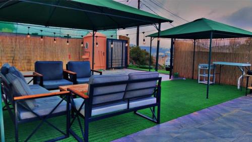 スーダーにあるSeventies السبعيناتのパティオ(椅子、テーブル、パラソル付)