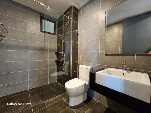 uma casa de banho com um WC, um lavatório e um espelho. em Hotspring 2 Room Premium 1510 Suite Sunway Onsen Theme Park View, 5pax em Ipoh