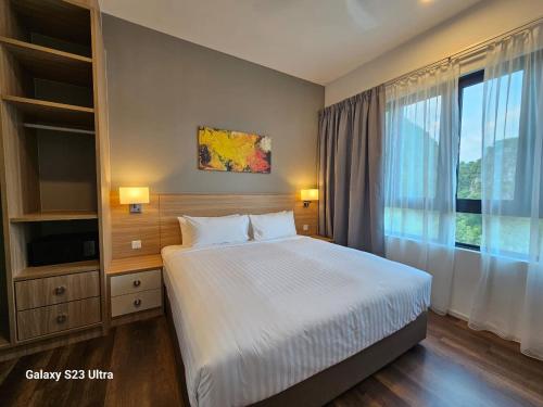 1 dormitorio con cama y ventana grande en Hotspring 2 Room Premium 1510 Suite Sunway Onsen Theme Park View, 5pax en Ipoh