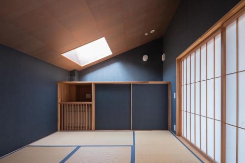 Habitación vacía con puerta y ventana en 2254, en Kioto