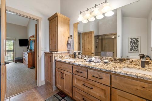 Μια τηλεόραση ή/και κέντρο ψυχαγωγίας στο Great Kitchen, AC, SHARC Access, Hot Tub, Bring Pet!