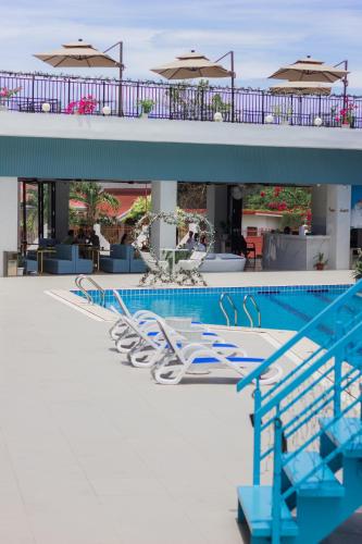 A piscina em ou perto de Bohol Dolphin Bay Resort