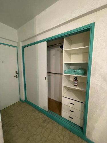 Habitación con armario y puerta de cristal. en Depto Zona Guemes en Mar del Plata