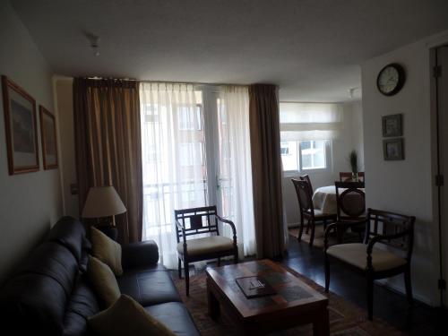sala de estar con sofá y mesa en Decher Apartment - Puerto Varas, en Puerto Varas