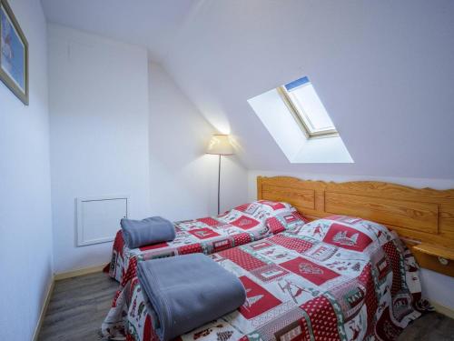 a bedroom with two beds and a skylight at Appartement Confort 10 Pers. à Peyragudes - 3 Ch, Balcon Sud, Près des Pistes - FR-1-695-1 in Germ