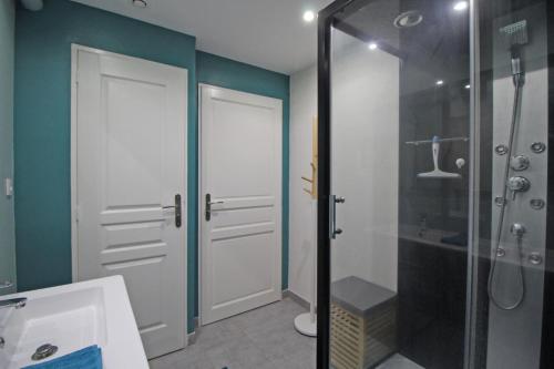baño con ducha y puerta de cristal en Lascaux, en Marval