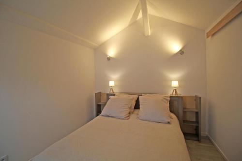 1 dormitorio con 1 cama con 2 lámparas en Lascaux, en Marval