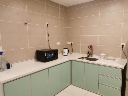 Η κουζίνα ή μικρή κουζίνα στο Hotspring 2 Room Suite 1910 with Theme Park View and Netflix 6 pax