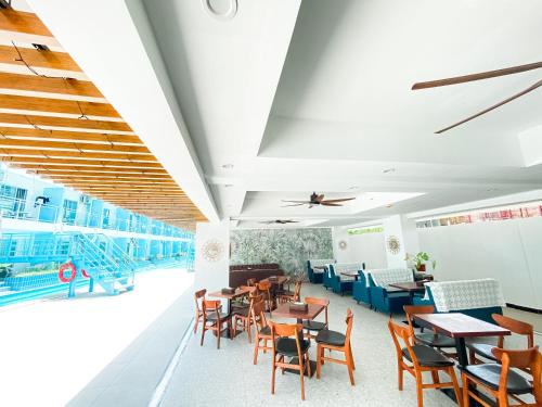 A piscina em ou perto de Bohol Dolphin Bay Resort