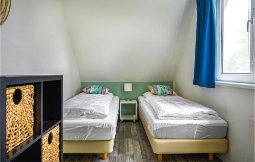 Habitación pequeña con 2 camas y ventana en Beautiful Home In Vlagtwedde With House Sea View, en Vlagtwedde