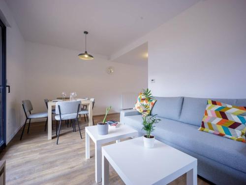un salon avec un canapé bleu et une table dans l'établissement Appartement Neuf à Loudenvielle - 6 pers, 2 ch, terrasse sud, proche télécabine et Balnéa - FR-1-695-12, à Loudenvielle