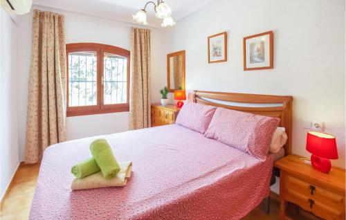 オリフエラ・コスタにあるCozy Home In Orihuela Costa With Kitchenのベッドルーム1室(ピンクの毛布と窓付)