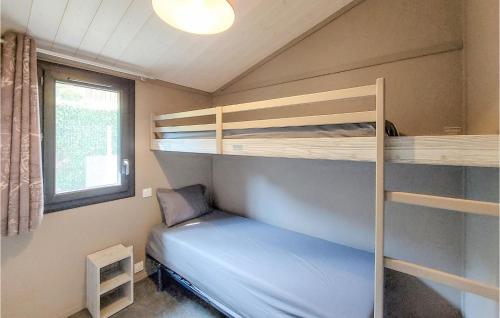 - une chambre avec des lits superposés et un lit bleu dans l'établissement Stunning Home In Corcieux With Kitchen, à Corcieux